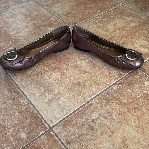 LIZ&CO  Bronze Leather Flats w/Gold ring comfortable rubber sole size 8 1/2 - Picture 4 of 6